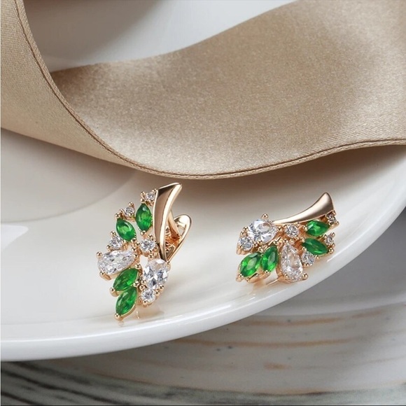⭐️ Unique Green Zircon Leaf Shape Earrings - Picture 4 of 10
